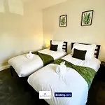 The Jungle Comfy & Spacious 3br By Altoluxo Short Lets & Serviced With Free Wifi & Parking