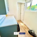 別荘 The Jungle Comfy & Spacious 3br By Altoluxo Short Lets & Serviced With Free Wifi & Parking *