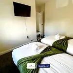 The Jungle Comfy & Spacious 3br By Altoluxo Short Lets & Serviced With Free Wifi & Parking
