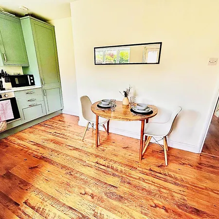 The Jungle By Altoluxoexperience Short Lets & Serviced With Free Parking Holiday home Bristol
