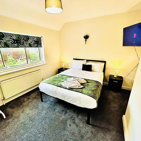 Holiday home The Jungle By Altoluxoexperience Short Lets & Serviced With Free Parking
