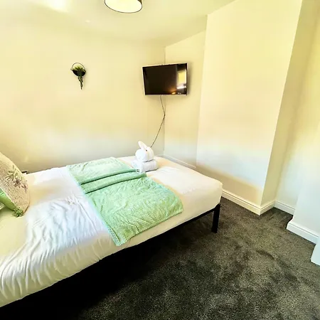 Holiday home The Jungle By Altoluxoexperience Short Lets & Serviced With Free Parking