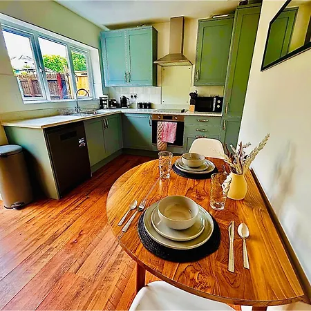 Holiday home The Jungle By Altoluxoexperience Short Lets & Serviced With Free Parking
