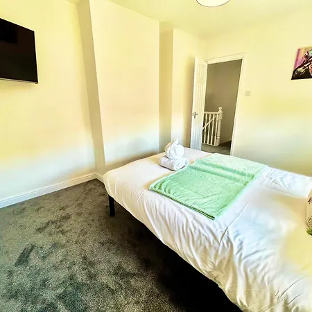 Holiday home The Jungle By Altoluxoexperience Short Lets & Serviced With Free Parking *