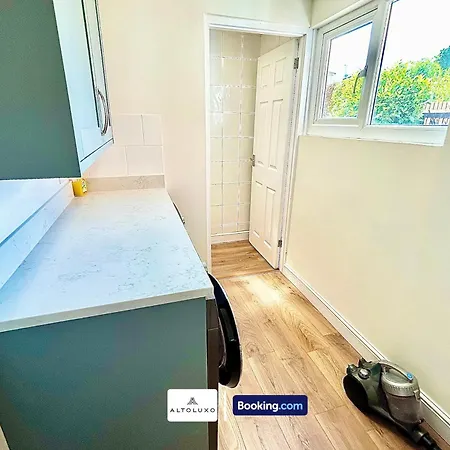 Будинок відпочинку The Jungle Comfy & Spacious 3br By Altoluxo Short Lets & Serviced With Free Wifi & Parking *