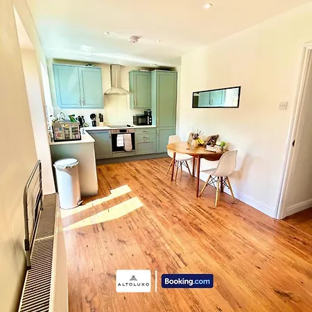 The Jungle Comfy & Spacious 3br By Altoluxo Short Lets & Serviced With Free Wifi & Parking Будинок відпочинку Бристоль