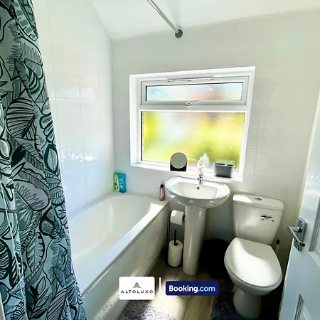 The Jungle Comfy & Spacious 3br By Altoluxo Short Lets & Serviced With Free Wifi & Parking * Bristol