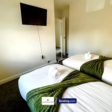 The Jungle Comfy & Spacious 3br By Altoluxo Short Lets & Serviced With Free Wifi & Parking