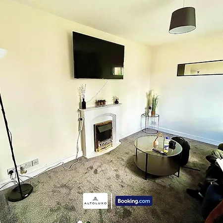 The Jungle Comfy & Spacious 3br By Altoluxo Short Lets & Serviced With Free Wifi & Parking Holiday home *