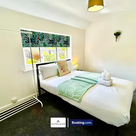 The Jungle Comfy & Spacious 3br By Altoluxo Short Lets & Serviced With Free Wifi & Parking Будинок відпочинку
