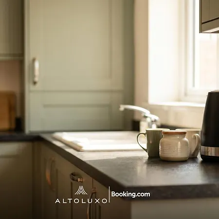Nyaraló The Jungle Comfy & Spacious 3br By Altoluxo Short Lets & Serviced With Free Wifi & Parking