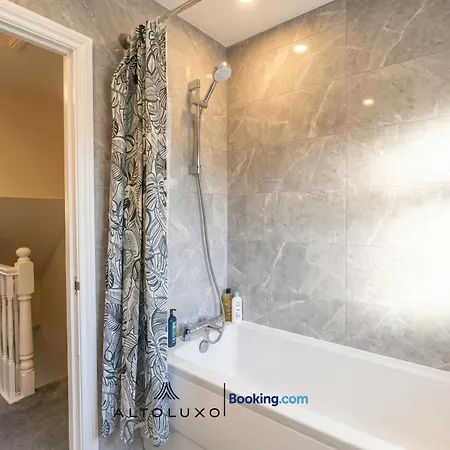 Nyaraló The Jungle Comfy & Spacious 3br By Altoluxo Short Lets & Serviced With Free Wifi & Parking Bristol