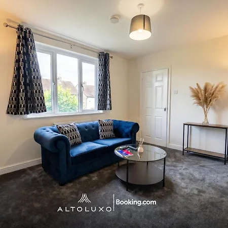 The Jungle Comfy & Spacious 3br By Altoluxo Short Lets & Serviced With Free Wifi & Parking * Bristol