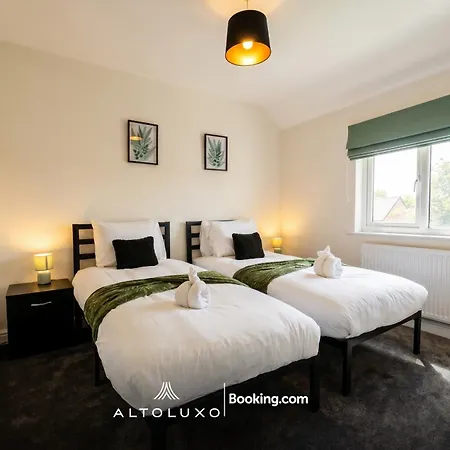 The Jungle Comfy & Spacious 3br By Altoluxo Short Lets & Serviced With Free Wifi & Parking *