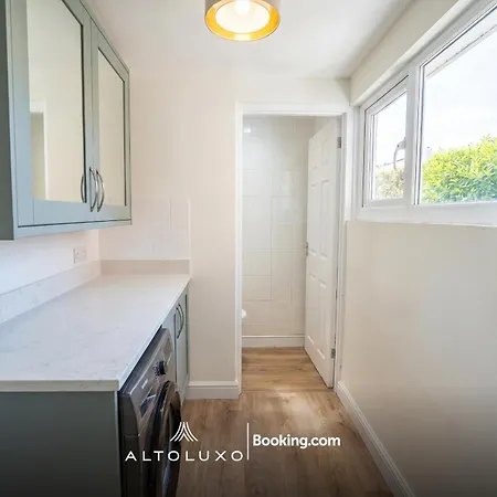 The Jungle Comfy & Spacious 3br By Altoluxo Short Lets & Serviced With Free Wifi & Parking *