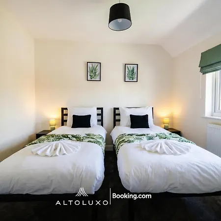 Nyaraló The Jungle Comfy & Spacious 3br By Altoluxo Short Lets & Serviced With Free Wifi & Parking
