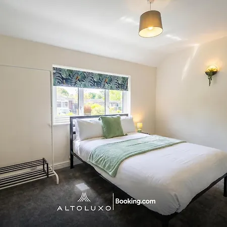 Nyaraló The Jungle Comfy & Spacious 3br By Altoluxo Short Lets & Serviced With Free Wifi & Parking Bristol