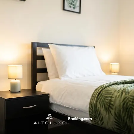 The Jungle Comfy & Spacious 3br By Altoluxo Short Lets & Serviced With Free Wifi & Parking *