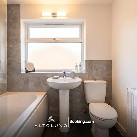 Nyaraló The Jungle Comfy & Spacious 3br By Altoluxo Short Lets & Serviced With Free Wifi & Parking Bristol