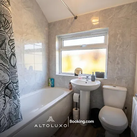 The Jungle Comfy & Spacious 3br By Altoluxo Short Lets & Serviced With Free Wifi & Parking Bristol