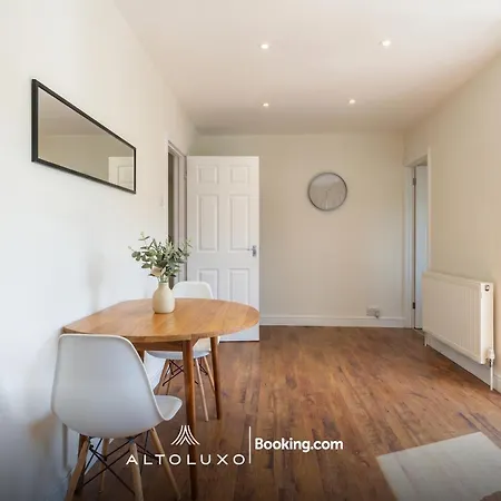 Nyaraló The Jungle Comfy & Spacious 3br By Altoluxo Short Lets & Serviced With Free Wifi & Parking *