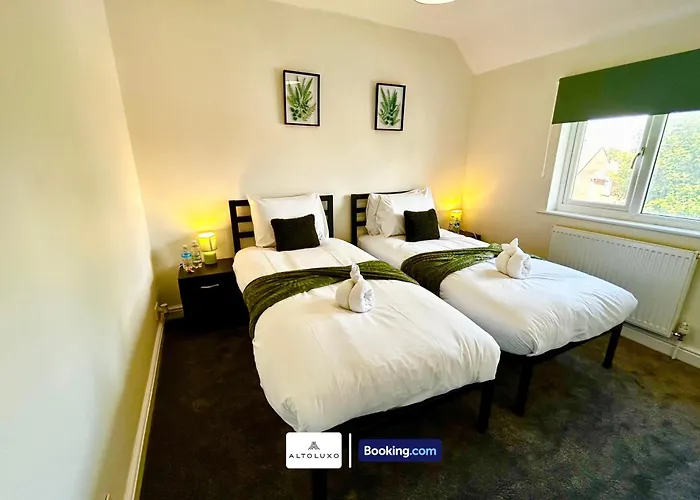 The Jungle Comfy & Spacious 3br By Altoluxo Short Lets & Serviced With Free Wifi & Parking *