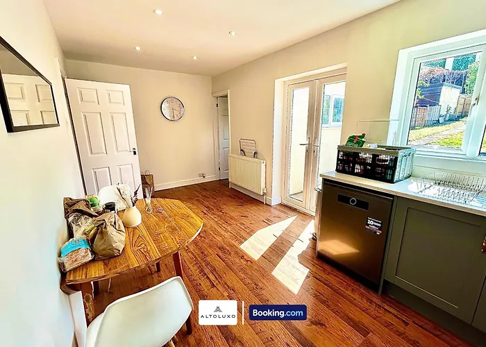 Holiday home The Jungle Comfy & Spacious 3br By Altoluxo Short Lets & Serviced With Free Wifi & Parking Bristol