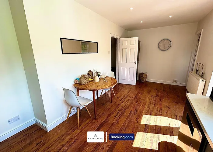 The Jungle Comfy & Spacious 3br By Altoluxo Short Lets & Serviced With Free Wifi & Parking *