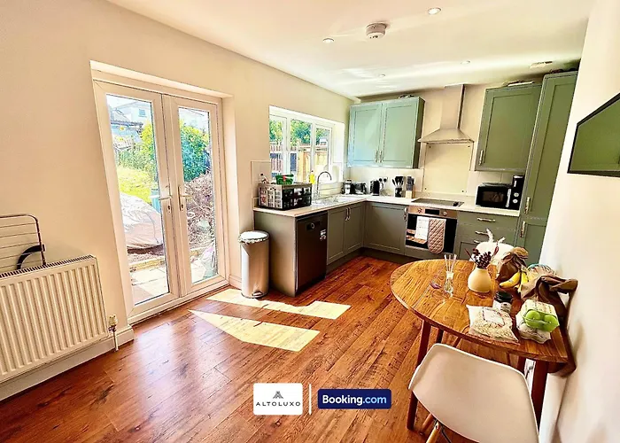 The Jungle Comfy & Spacious 3br By Altoluxo Short Lets & Serviced With Free Wifi & Parking