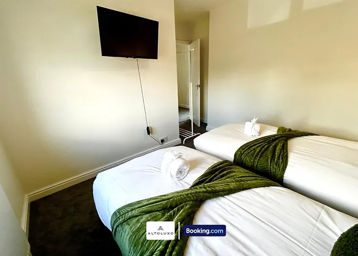 The Jungle Comfy & Spacious 3br By Altoluxo Short Lets & Serviced With Free Wifi & Parking