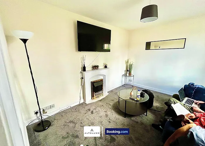 The Jungle Comfy & Spacious 3br By Altoluxo Short Lets & Serviced With Free Wifi & Parking Holiday home *