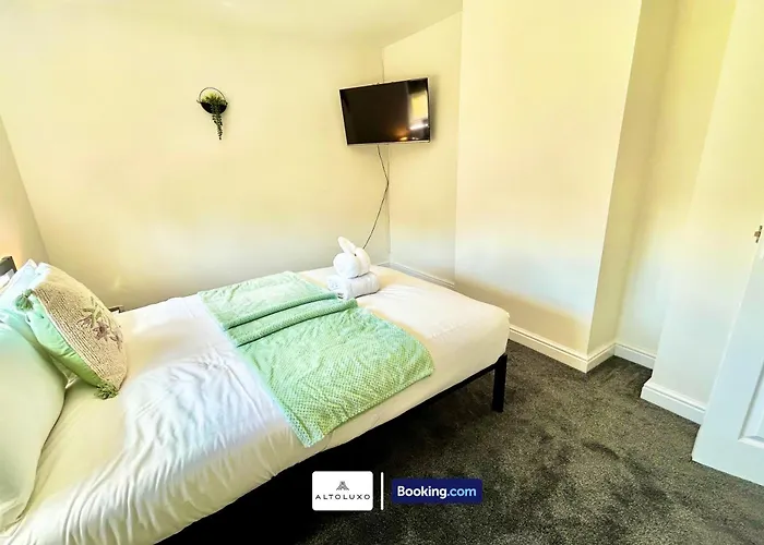 Holiday home The Jungle Comfy & Spacious 3br By Altoluxo Short Lets & Serviced With Free Wifi & Parking *