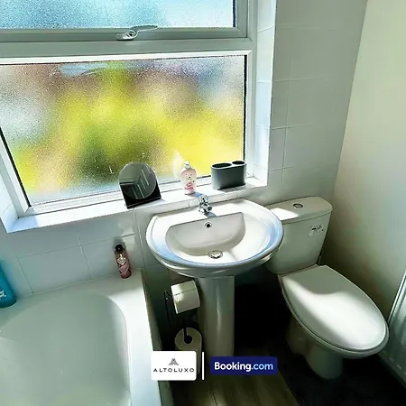 Holiday home The Jungle Comfy & Spacious 3br By Altoluxo Short Lets & Serviced With Free Wifi & Parking