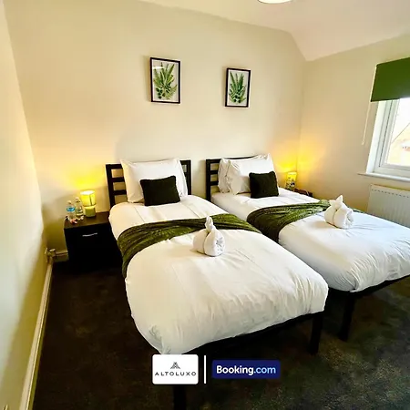 The Jungle Comfy & Spacious 3br By Altoluxo Short Lets & Serviced With Free Wifi & Parking *