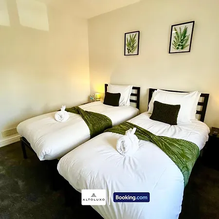 The Jungle Comfy & Spacious 3br By Altoluxo Short Lets & Serviced With Free Wifi & Parking