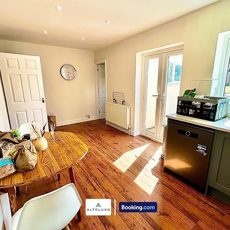 Nyaraló The Jungle Comfy & Spacious 3br By Altoluxo Short Lets & Serviced With Free Wifi & Parking Bristol