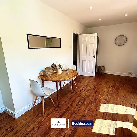 The Jungle Comfy & Spacious 3br By Altoluxo Short Lets & Serviced With Free Wifi & Parking *