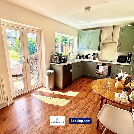 The Jungle Comfy & Spacious 3br By Altoluxo Short Lets & Serviced With Free Wifi & Parking