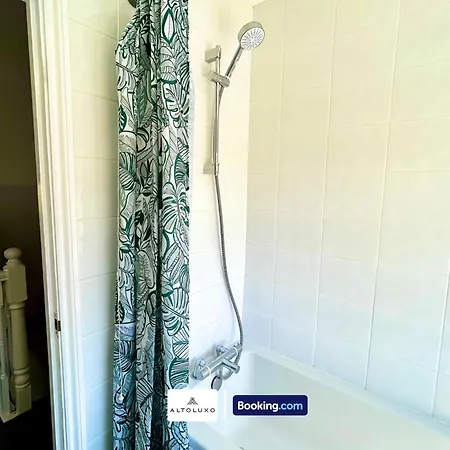 The Jungle Comfy & Spacious 3br By Altoluxo Short Lets & Serviced With Free Wifi & Parking Bristol