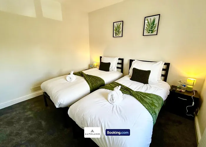 The Jungle Comfy & Spacious 3br By Altoluxo Short Lets & Serviced With Free Wifi & Parking