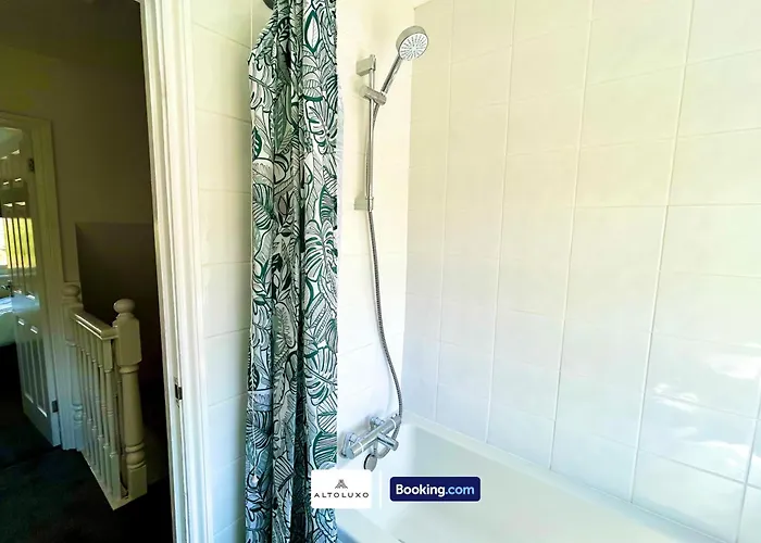 The Jungle Comfy & Spacious 3br By Altoluxo Short Lets & Serviced With Free Wifi & Parking Bristol