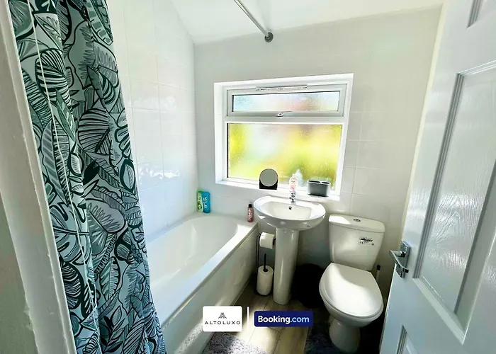 The Jungle Comfy & Spacious 3br By Altoluxo Short Lets & Serviced With Free Wifi & Parking * בריסטול