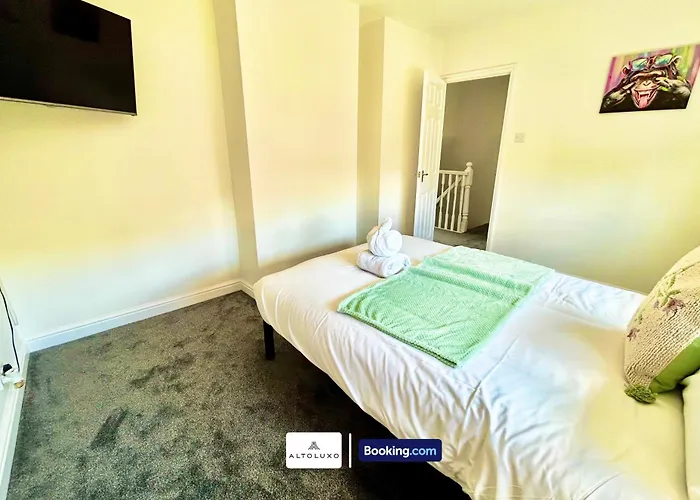 בית נופש The Jungle Comfy & Spacious 3br By Altoluxo Short Lets & Serviced With Free Wifi & Parking בריסטול